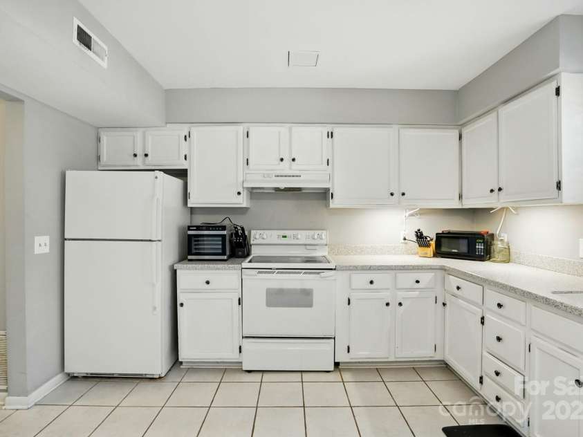 6044 Heath Valley Road, Charlotte, NC 28210.  MLS# CAR4269219, YatesRealty ID 23002. 