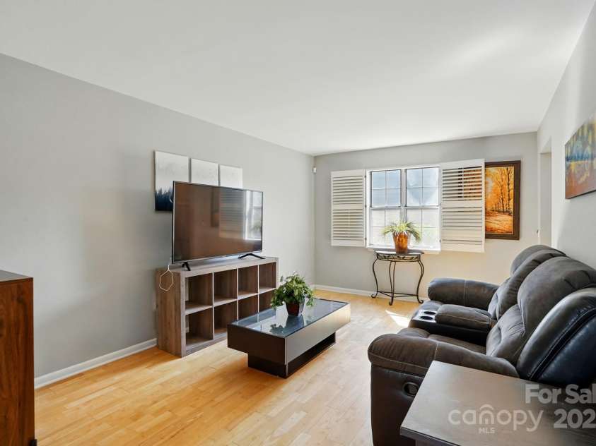 6044 Heath Valley Road, Charlotte, NC 28210.  MLS# CAR4269219, YatesRealty ID 23002. 