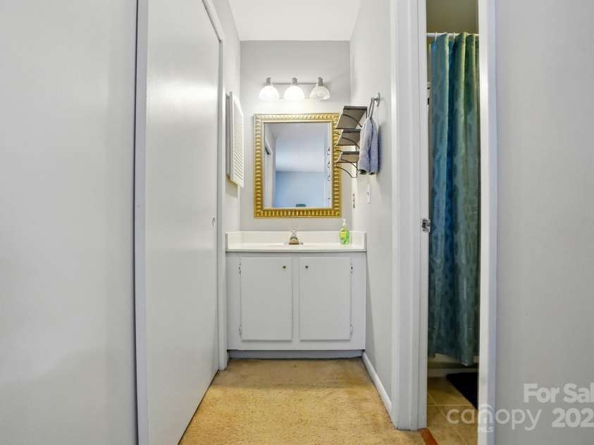 6044 Heath Valley Road, Charlotte, NC 28210.  MLS# CAR4269219, YatesRealty ID 23002. 