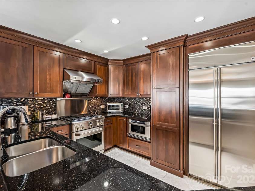 520 Martin Luther King Jr Boulevard, Charlotte, NC 28202.  MLS# CAR4260279, YatesRealty ID 23004. 