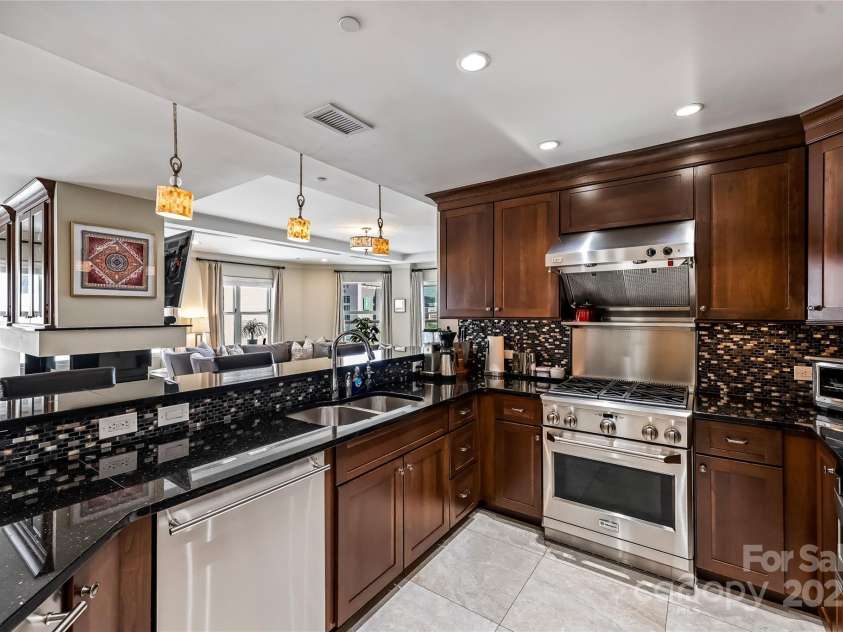 520 Martin Luther King Jr Boulevard, Charlotte, NC 28202.  MLS# CAR4260279, YatesRealty ID 23004. 