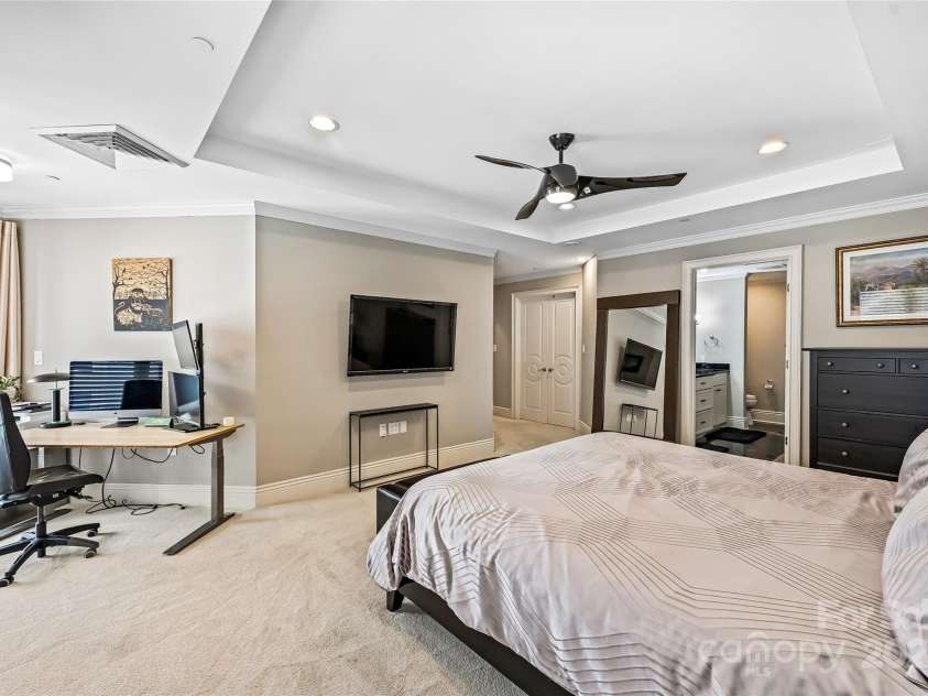 520 Martin Luther King Jr Boulevard, Charlotte, NC 28202.  MLS# CAR4260279, YatesRealty ID 23004. 