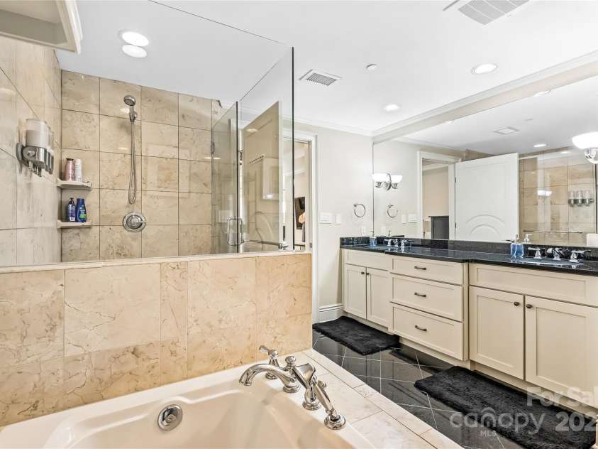 520 Martin Luther King Jr Boulevard, Charlotte, NC 28202.  MLS# CAR4260279, YatesRealty ID 23004. 