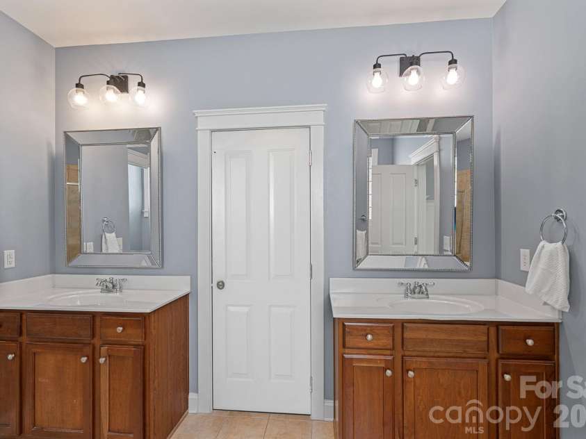 5595 Morris Hunt Drive, Fort Mill, SC 29708.  MLS# CAR4359670, YatesRealty ID 23004. Primary bathroom