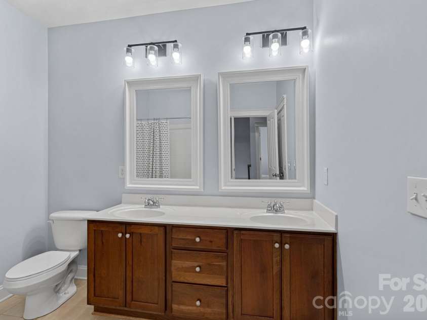 5595 Morris Hunt Drive, Fort Mill, SC 29708.  MLS# CAR4359670, YatesRealty ID 23004. Upstairs full bath 1