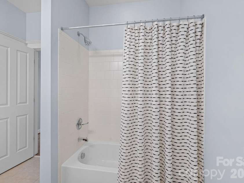 5595 Morris Hunt Drive, Fort Mill, SC 29708.  MLS# CAR4359670, YatesRealty ID 23004. Upstairs full bath 1
