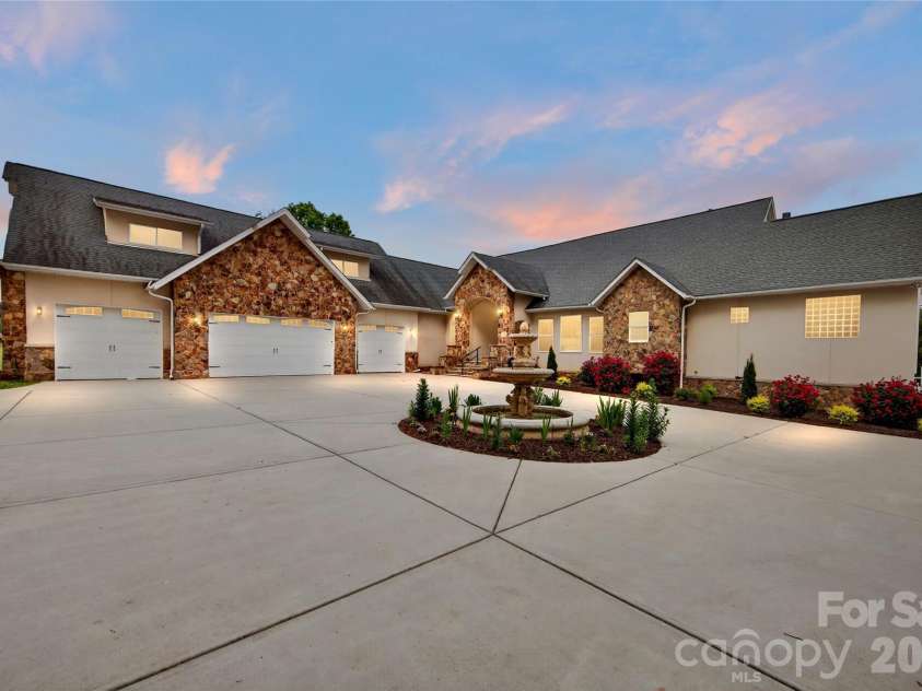 4511 Howey Farms Drive, Waxhaw, NC 28173.  MLS# CAR4379363, YatesRealty ID 23006. 