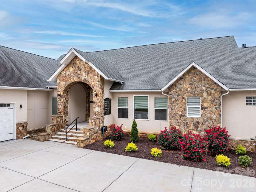 4511 Howey Farms Drive, Waxhaw, NC 28173.  MLS# CAR4379363, YatesRealty ID 23006. 