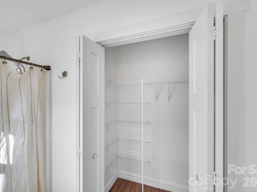 7 Mill Creek Loop, Asheville, NC 28806.  MLS# CAR4356339, YatesRealty ID 23008. 