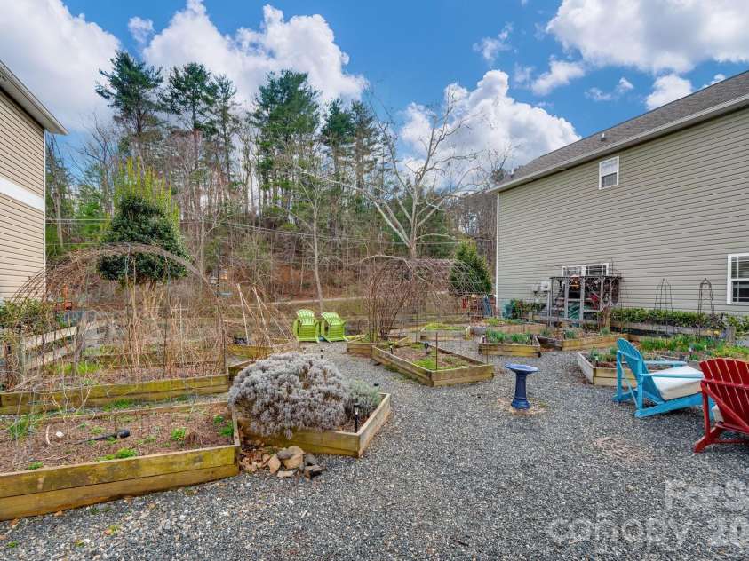 7 Mill Creek Loop, Asheville, NC 28806.  MLS# CAR4356339, YatesRealty ID 23008. 