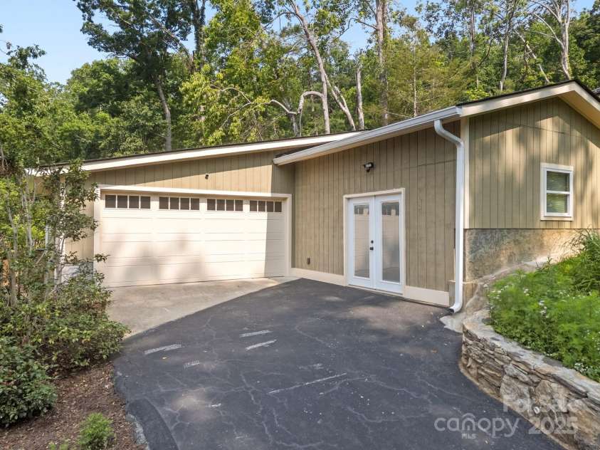 17 Laurel Road, Arden, NC 28704.  MLS# CAR4265020, YatesRealty ID 23009. 402 sqft garage with 702 sqft bonus space/workshop/storage