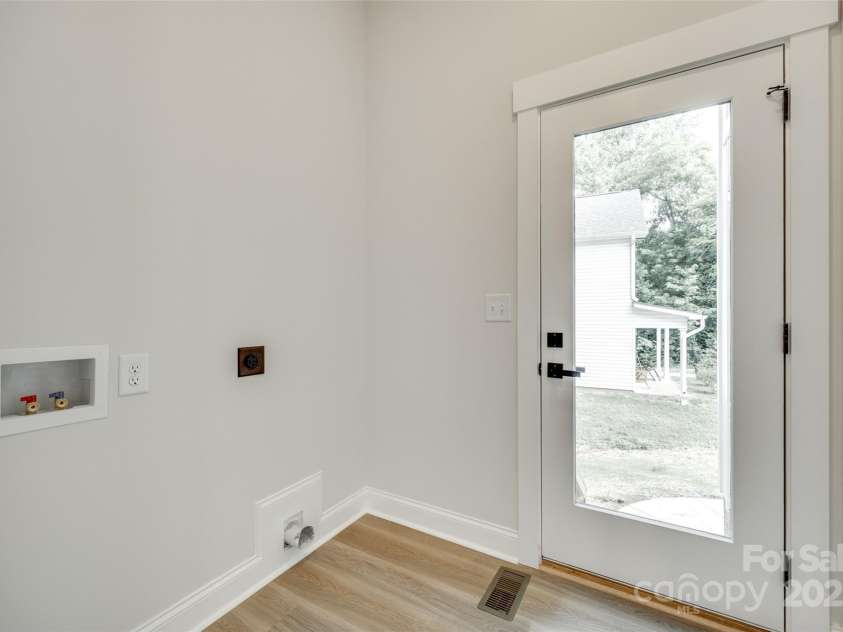 513 Sacco Street, Belmont, NC 28012.  MLS# CAR4271195, YatesRealty ID 23010. Laundry/Mud Room