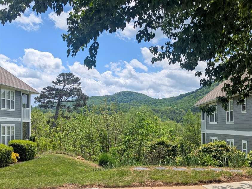 3005 Sagamore Lane, Asheville, NC 28806.  MLS# CAR4376702, YatesRealty ID 23011. 