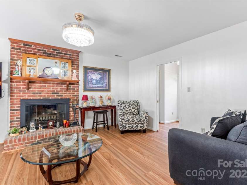 1109 Sunnyview Circle, Matthews, NC 28105.  MLS# CAR4274934, YatesRealty ID 23012. 
