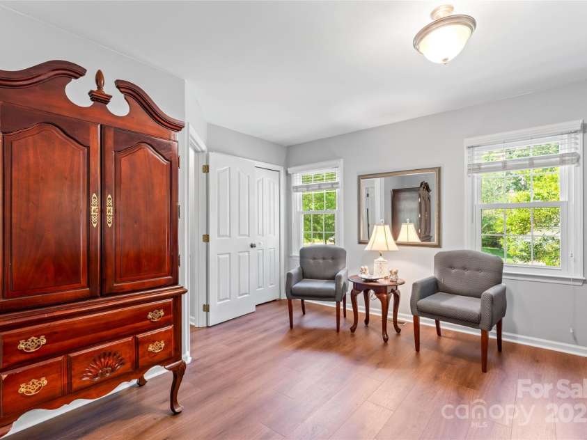 1109 Sunnyview Circle, Matthews, NC 28105.  MLS# CAR4274934, YatesRealty ID 23012. 