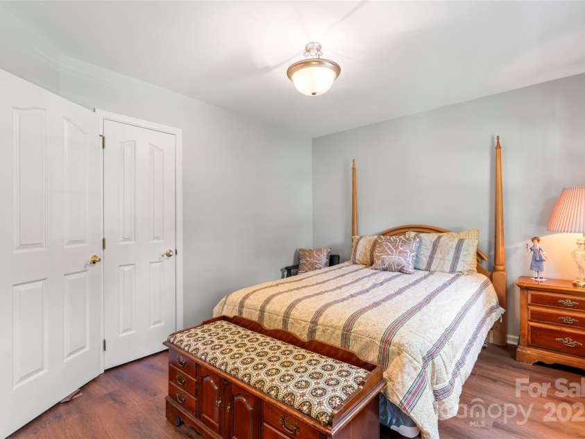 1109 Sunnyview Circle, Matthews, NC 28105.  MLS# CAR4274934, YatesRealty ID 23012. 
