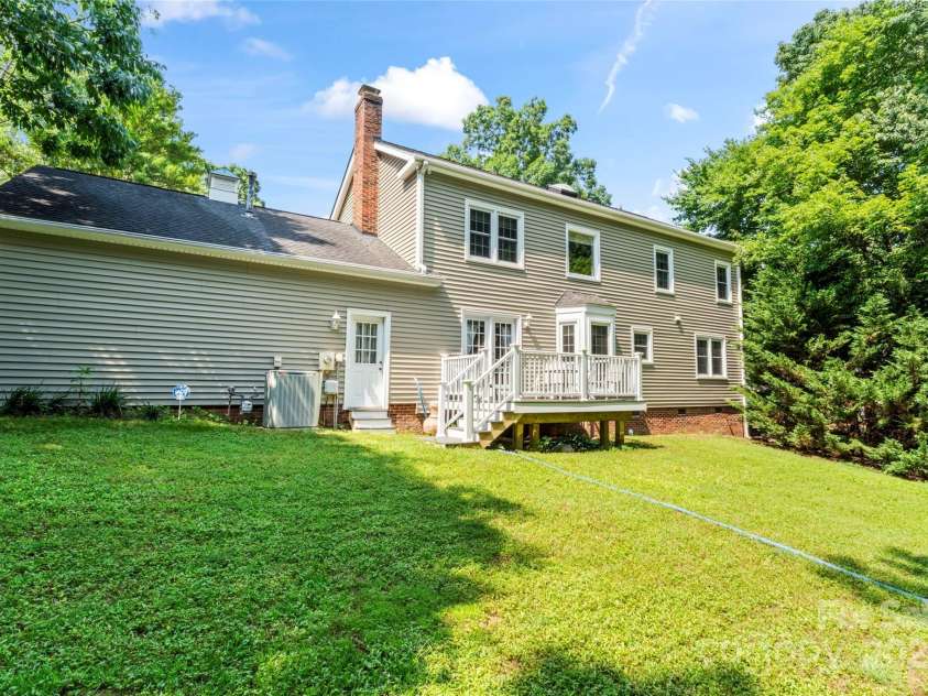 1109 Sunnyview Circle, Matthews, NC 28105.  MLS# CAR4274934, YatesRealty ID 23012. 