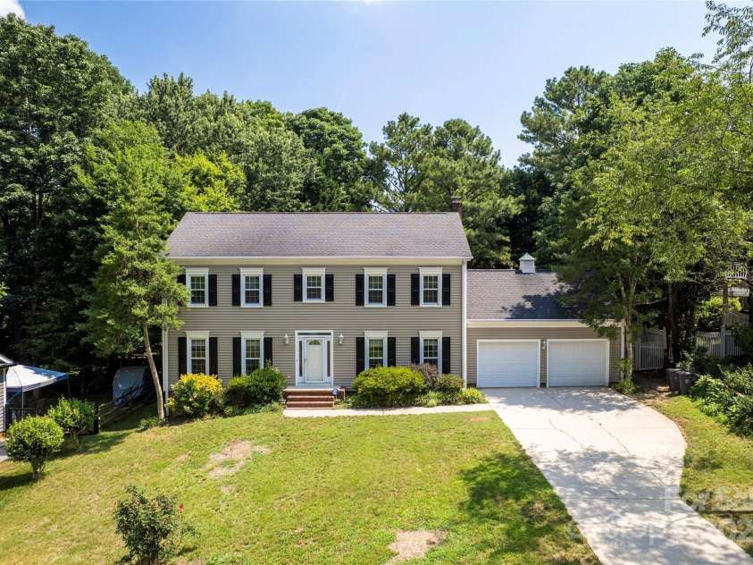 1109 Sunnyview Circle, Matthews, NC 28105.  MLS# CAR4274934, YatesRealty ID 23012. 