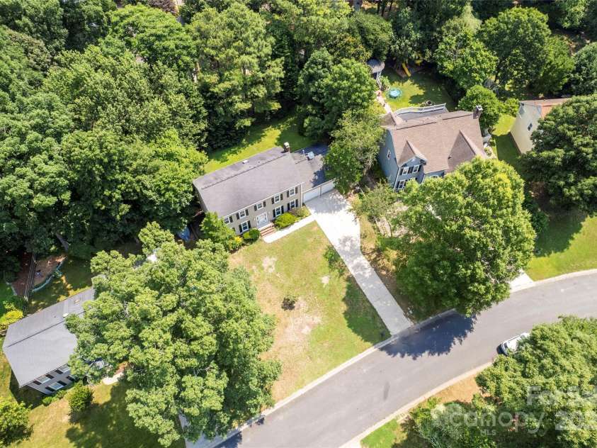 1109 Sunnyview Circle, Matthews, NC 28105.  MLS# CAR4274934, YatesRealty ID 23012. 