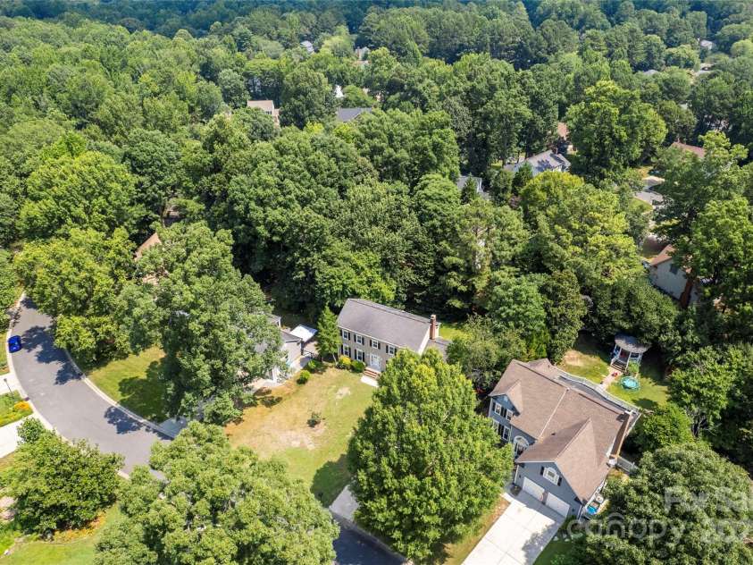1109 Sunnyview Circle, Matthews, NC 28105.  MLS# CAR4274934, YatesRealty ID 23012. 