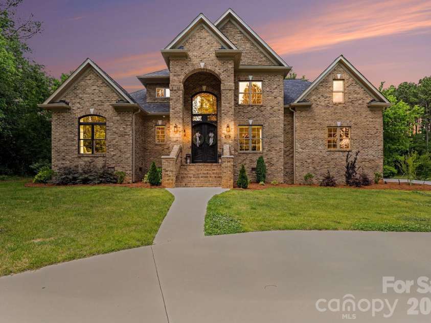 209 Glenview Drive, Salisbury, NC 28147.  MLS# CAR4380907, YatesRealty ID 23012. 