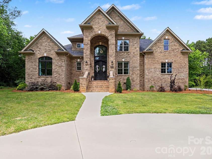 209 Glenview Drive, Salisbury, NC 28147.  MLS# CAR4380907, YatesRealty ID 23012. 