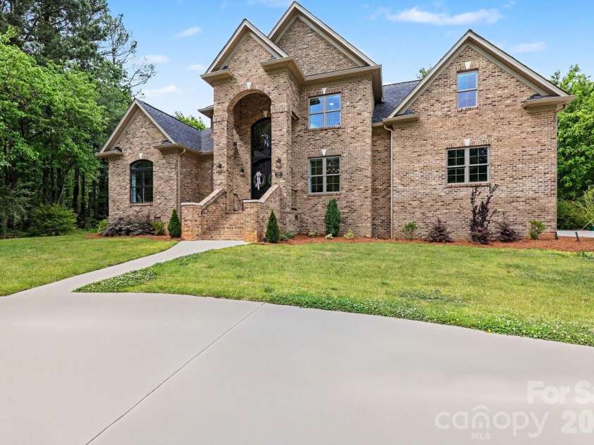 209 Glenview Drive, Salisbury, NC 28147.  MLS# CAR4380907, YatesRealty ID 23012. 