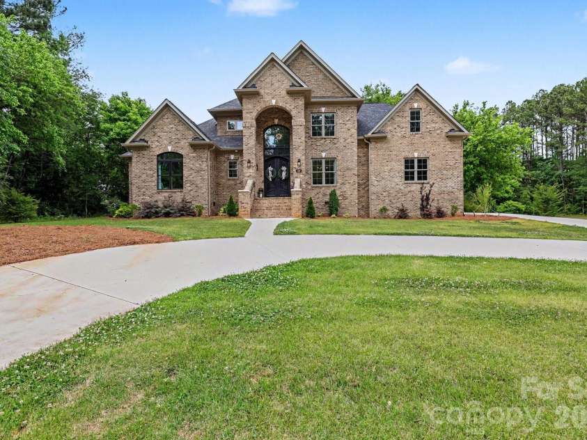 209 Glenview Drive, Salisbury, NC 28147.  MLS# CAR4380907, YatesRealty ID 23012. 