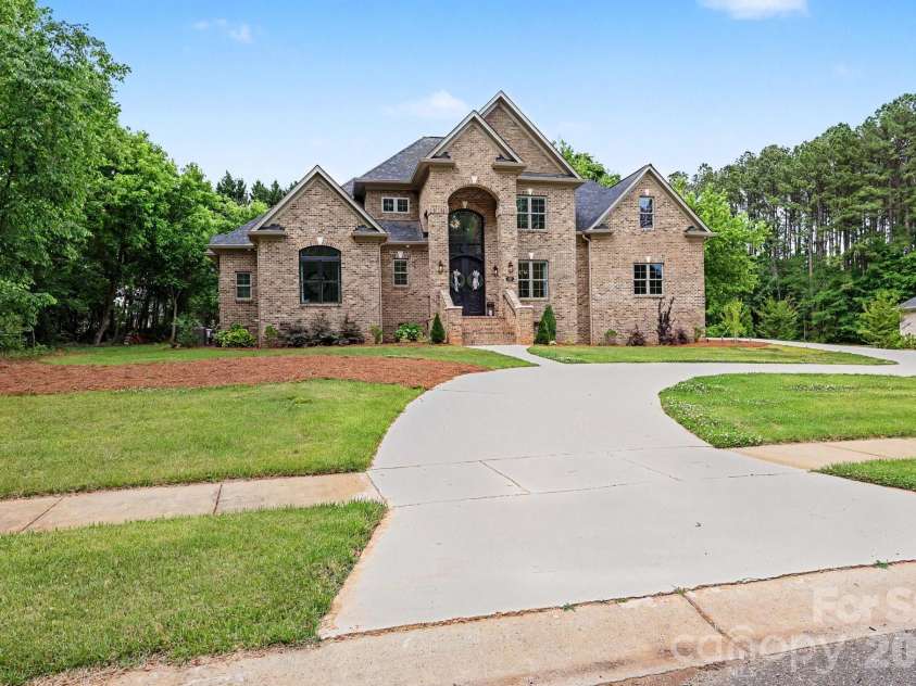 209 Glenview Drive, Salisbury, NC 28147.  MLS# CAR4380907, YatesRealty ID 23012. 