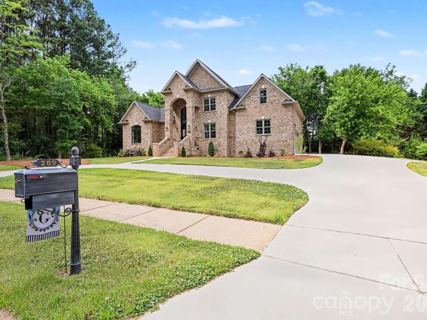 209 Glenview Drive, Salisbury, NC 28147.  MLS# CAR4380907, YatesRealty ID 23012. 