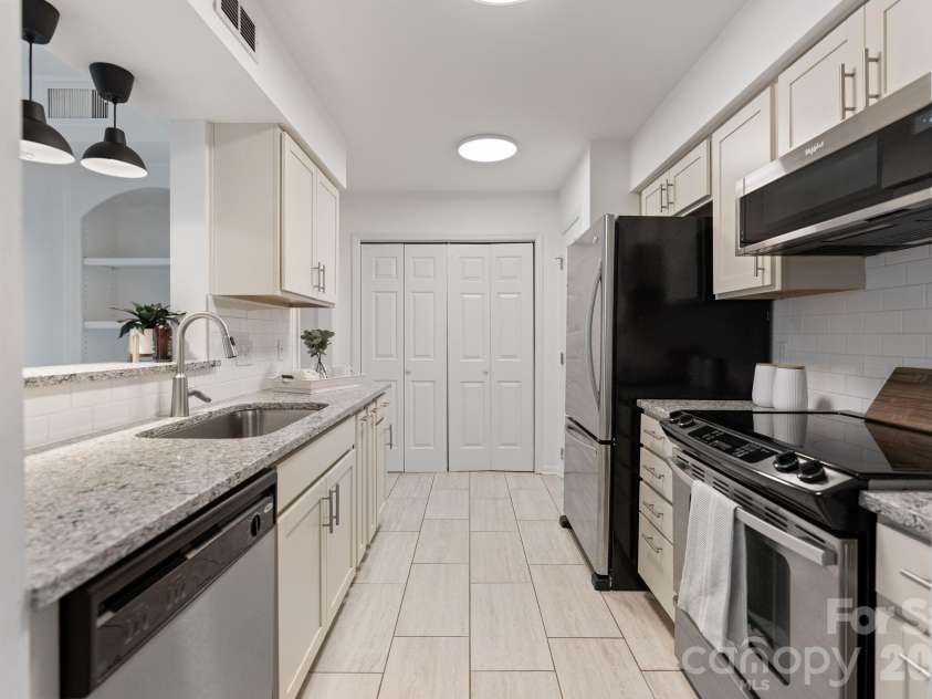 3505 Colony Crossing Drive, Charlotte, NC 28210.  MLS# CAR4361709, YatesRealty ID 23014. KITCHEN
