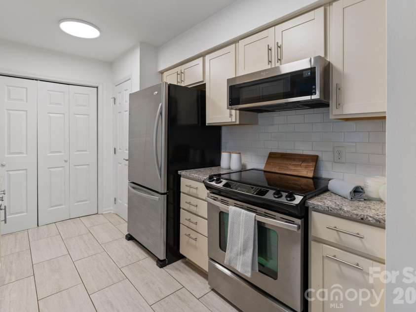 3505 Colony Crossing Drive, Charlotte, NC 28210.  MLS# CAR4361709, YatesRealty ID 23014. KITCHEN