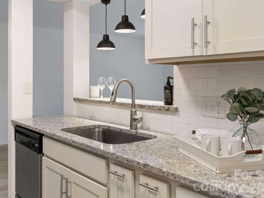 3505 Colony Crossing Drive, Charlotte, NC 28210.  MLS# CAR4361709, YatesRealty ID 23014. KITCHEN