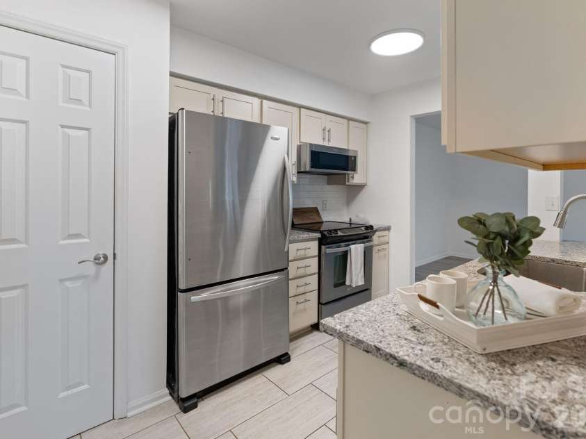 3505 Colony Crossing Drive, Charlotte, NC 28210.  MLS# CAR4361709, YatesRealty ID 23014. KITCHEN