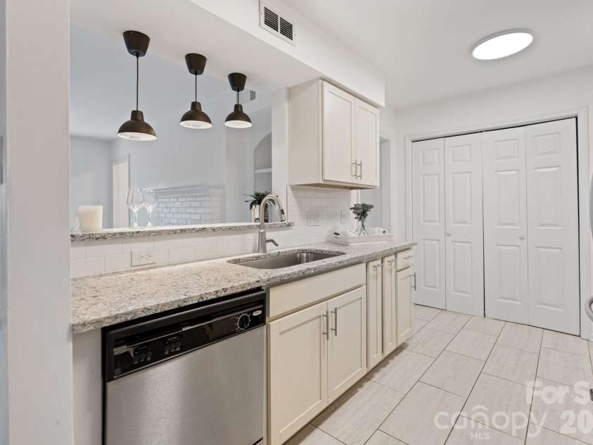 3505 Colony Crossing Drive, Charlotte, NC 28210.  MLS# CAR4361709, YatesRealty ID 23014. KITCHEN W BAR SHELFE