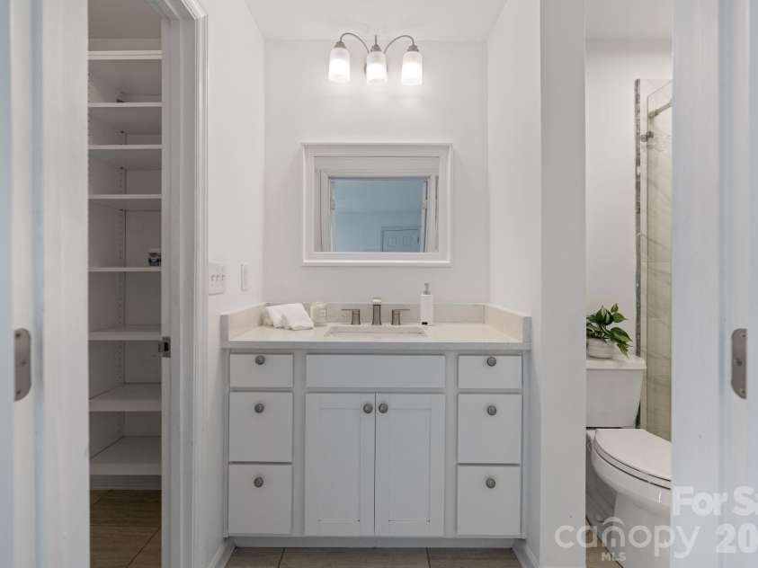 3505 Colony Crossing Drive, Charlotte, NC 28210.  MLS# CAR4361709, YatesRealty ID 23014. PRIMARY BATH