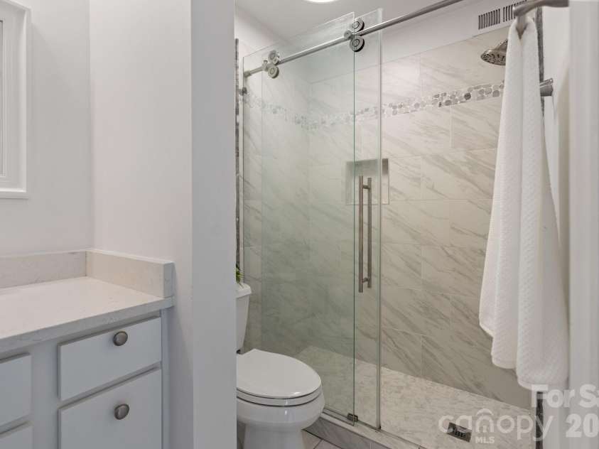 3505 Colony Crossing Drive, Charlotte, NC 28210.  MLS# CAR4361709, YatesRealty ID 23014. PRIMARY BATH