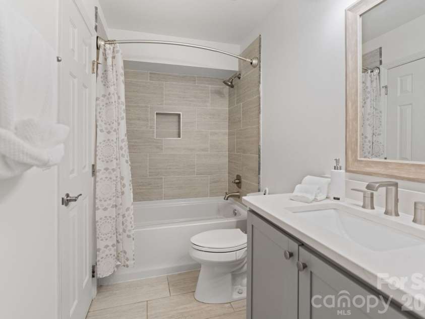 3505 Colony Crossing Drive, Charlotte, NC 28210.  MLS# CAR4361709, YatesRealty ID 23014. SECOND BATHROOM