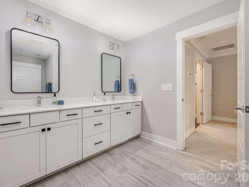 2311 Marlowe Avenue, Charlotte, NC 28208.  MLS# CAR4382270, YatesRealty ID 23016. Primary bath