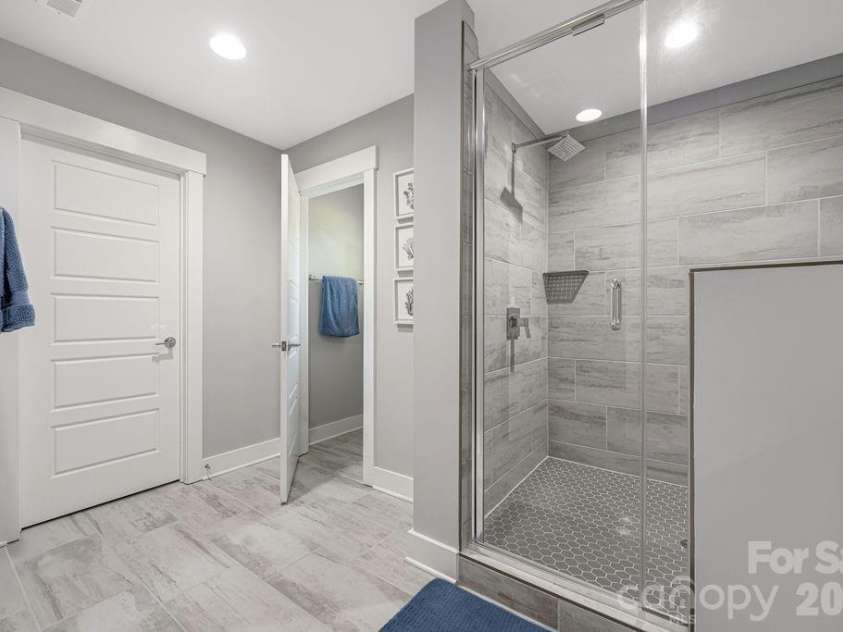2311 Marlowe Avenue, Charlotte, NC 28208.  MLS# CAR4382270, YatesRealty ID 23016. Primary bath