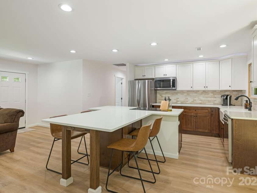487 Duncan Creek Road, Fletcher, NC 28732.  MLS# CAR4269119, YatesRealty ID 23016. Crisp Modern Interior with Warm Natural Tones