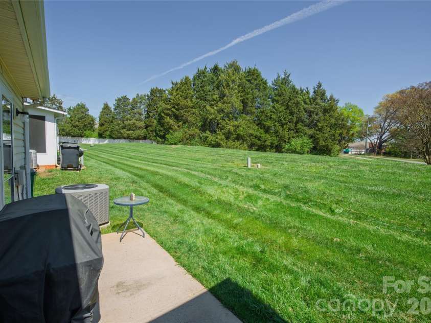 5320 Harris Cove Drive, Charlotte, NC 28269.  MLS# CAR4355819, YatesRealty ID 23017. 