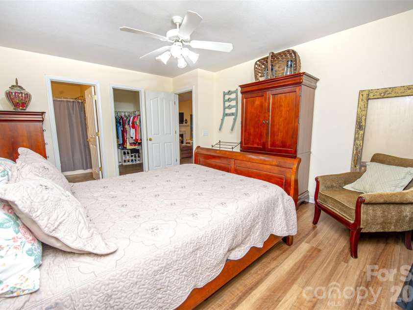 5320 Harris Cove Drive, Charlotte, NC 28269.  MLS# CAR4355819, YatesRealty ID 23017. 