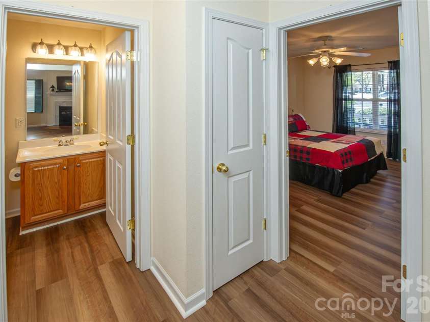5320 Harris Cove Drive, Charlotte, NC 28269.  MLS# CAR4355819, YatesRealty ID 23017. Guest Bath and into Bedroom 2