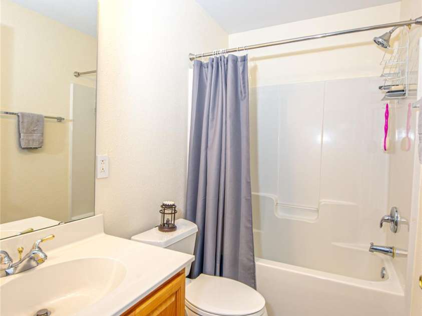5320 Harris Cove Drive, Charlotte, NC 28269.  MLS# CAR4355819, YatesRealty ID 23017. Primary Bath