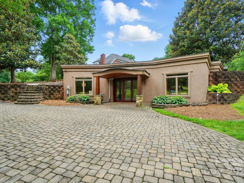 1042 Heather Glen Drive, Matthews, NC 28104.  MLS# CAR4270190, YatesRealty ID 23020. 1000+ sqft wired Workshop/Studio w/ Private Driveway