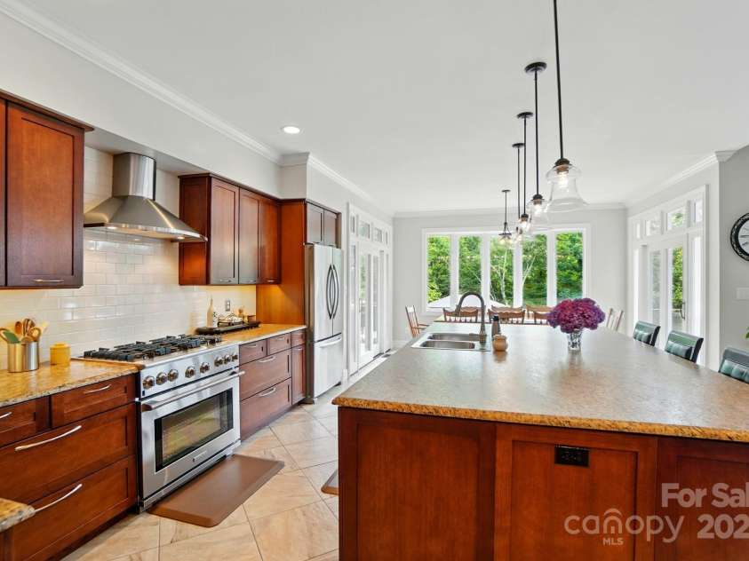 1042 Heather Glen Drive, Matthews, NC 28104.  MLS# CAR4270190, YatesRealty ID 23020. 