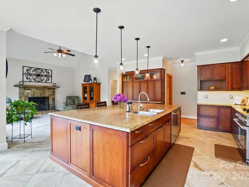 1042 Heather Glen Drive, Matthews, NC 28104.  MLS# CAR4270190, YatesRealty ID 23020. 