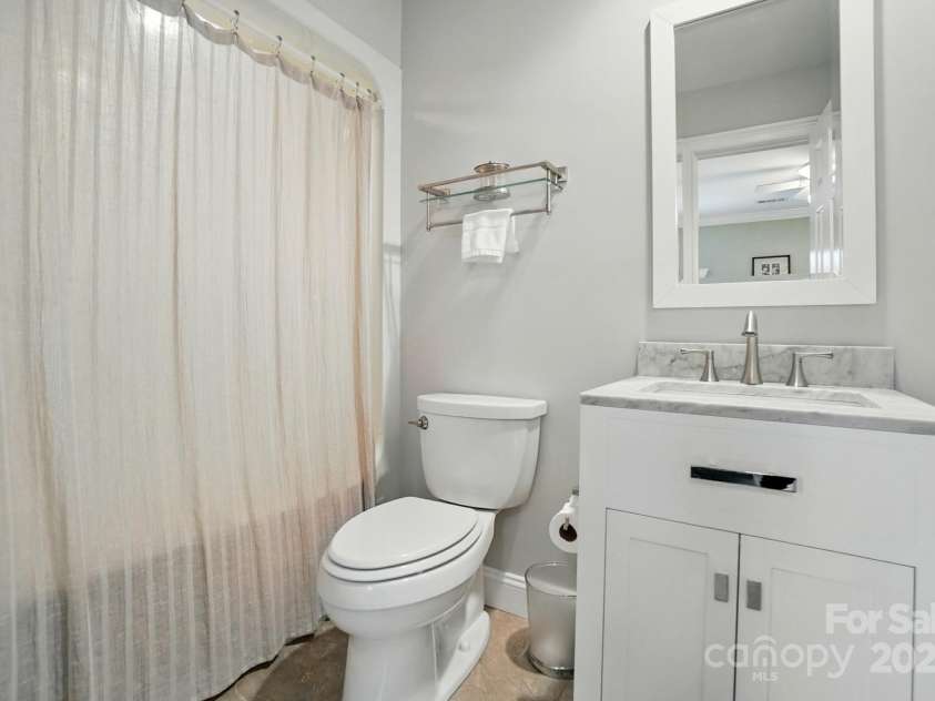 1042 Heather Glen Drive, Matthews, NC 28104.  MLS# CAR4270190, YatesRealty ID 23020. 