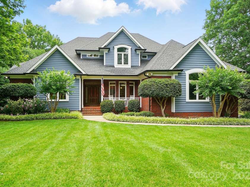 1042 Heather Glen Drive, Matthews, NC 28104.  MLS# CAR4270190, YatesRealty ID 23020. 